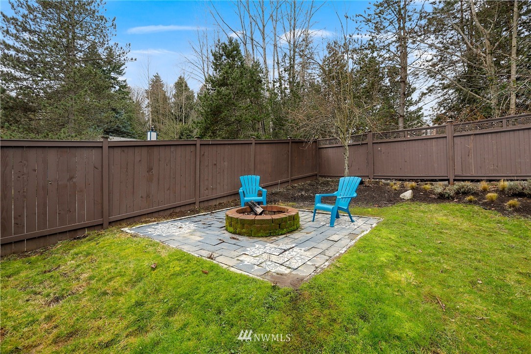 1701 174th Place Southeast Bothell, WA 98012 - Photo 34 of 40 a backyard of a house with table and chairs