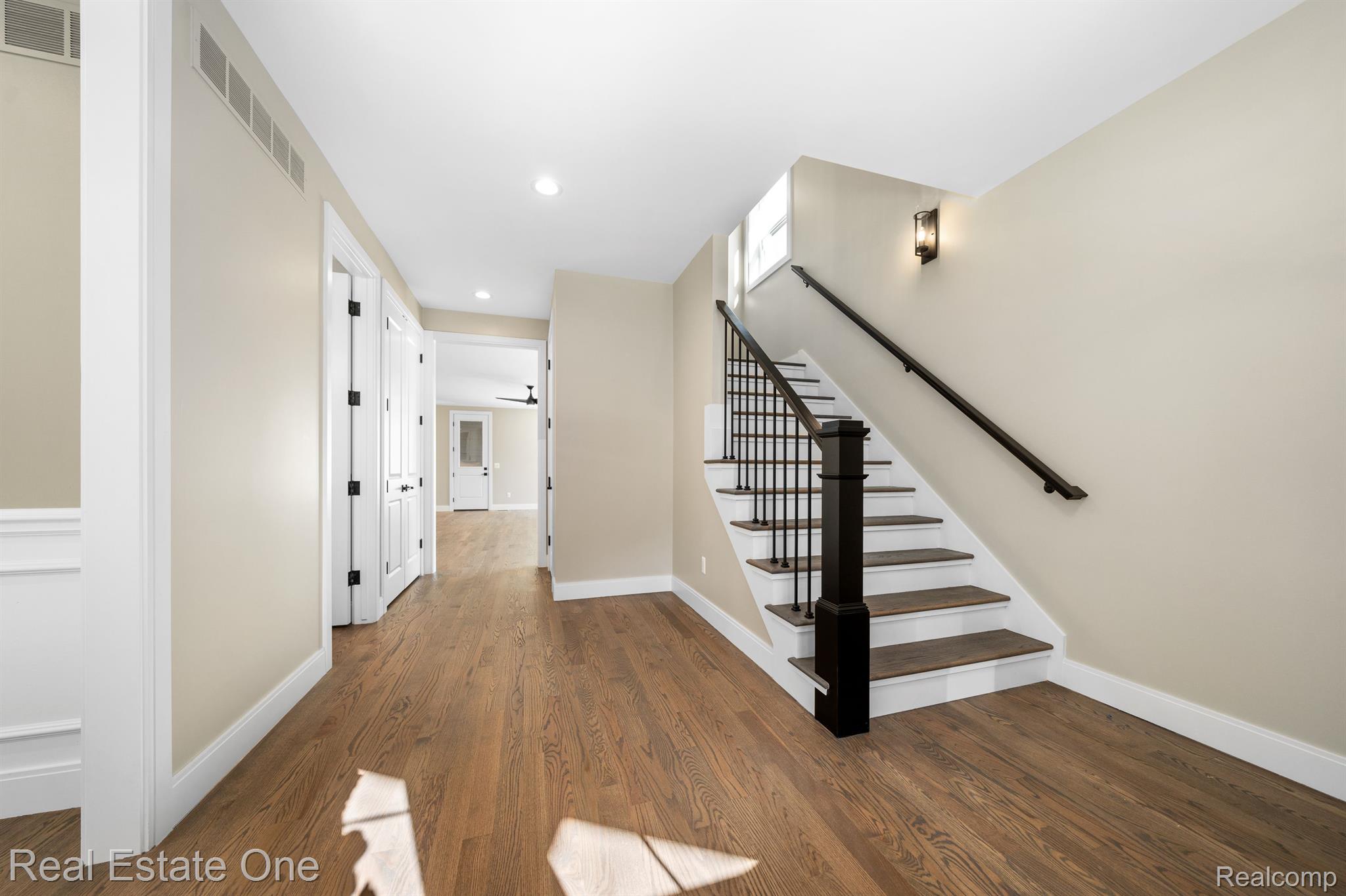 143 Woodside Road Royal Oak, MI 48073 - Photo 3 of 35 Lovely foyer