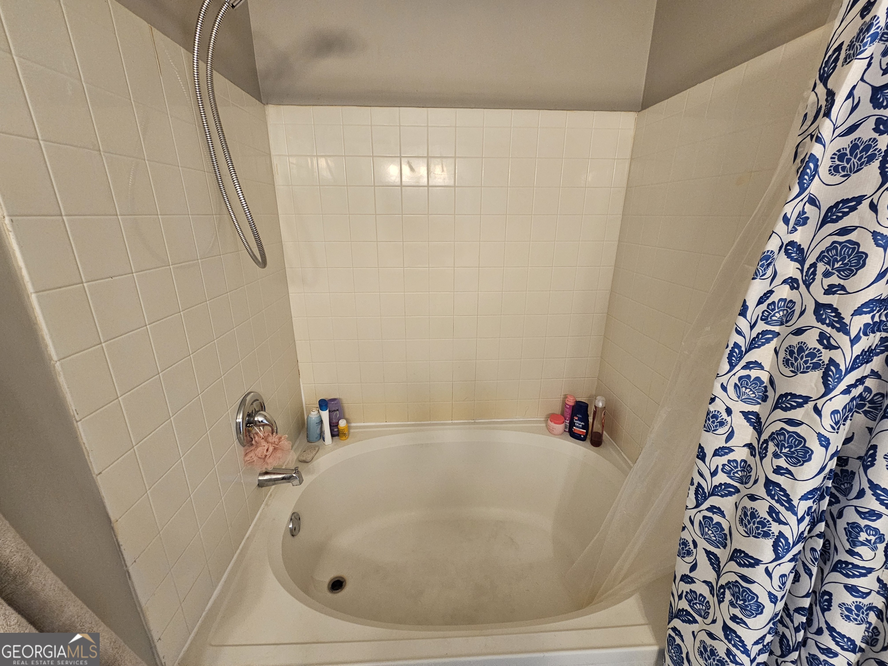 5077 Meadow Trace Fairburn, GA 30213 - Photo 41 of 43 a bathroom with a bathtub