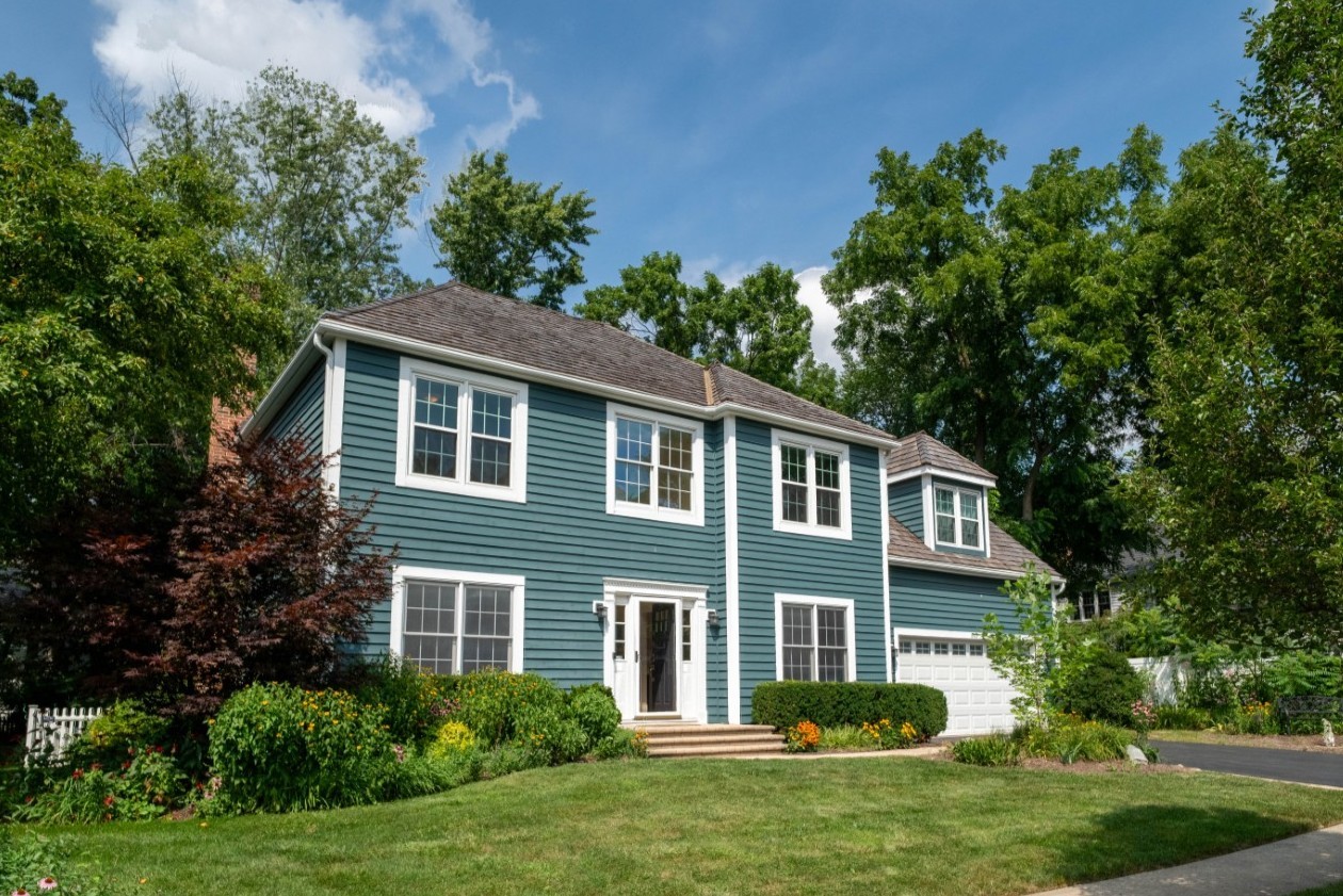 662 Waterbury Avenue Gurnee, IL 60031 - Photo 1 of 51 a front view of a house with a yard
