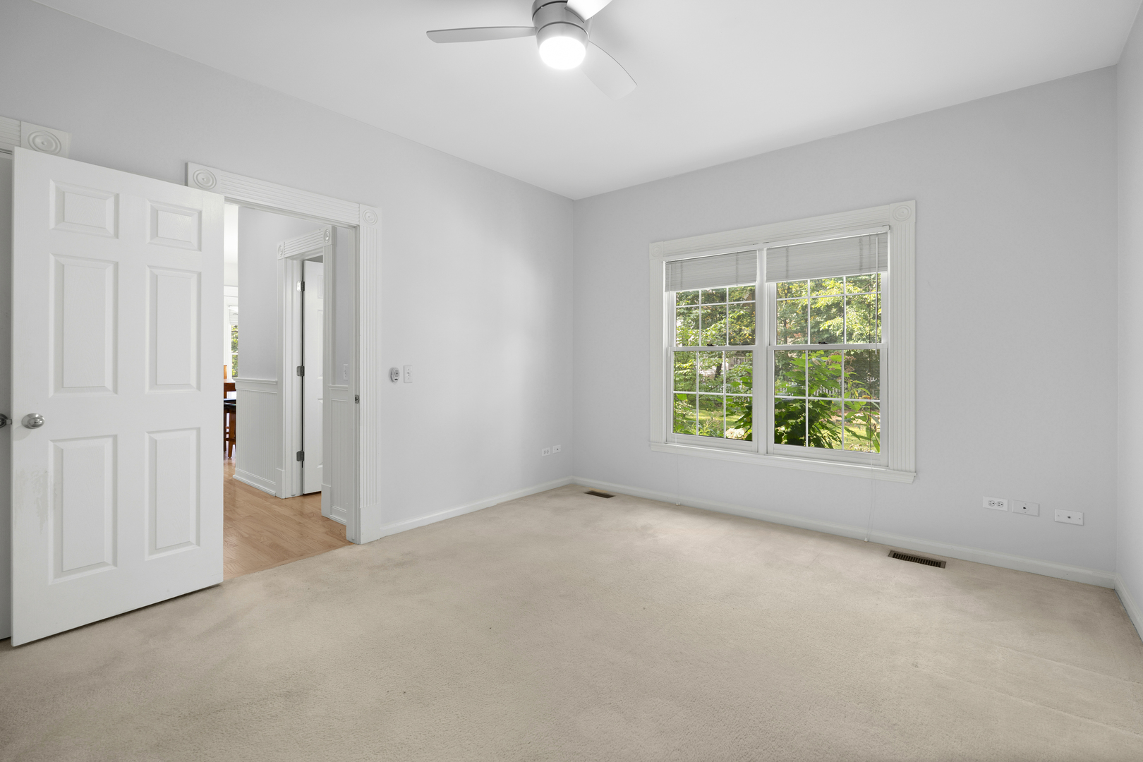 662 Waterbury Avenue Gurnee, IL 60031 - Photo 20 of 51 an empty room with a window