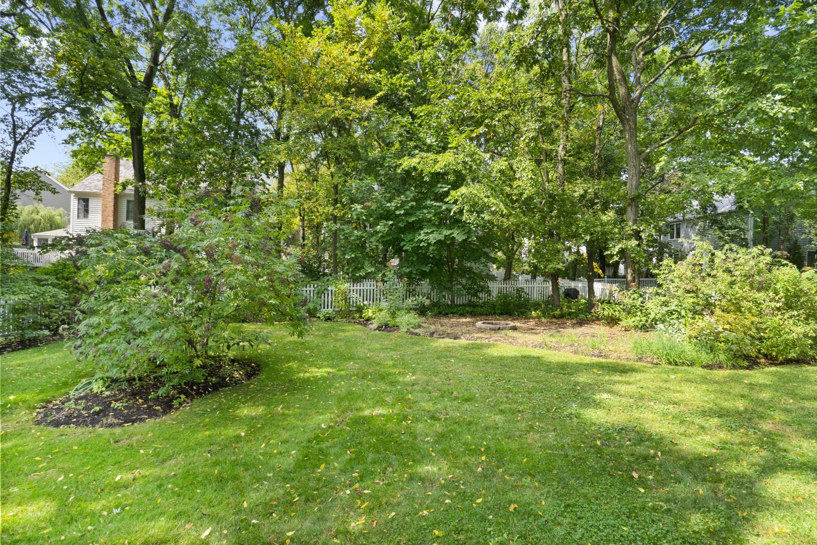 662 Waterbury Avenue Gurnee, IL 60031 - Photo 40 of 51 a view of yard with green space