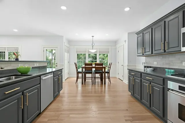 $575,000 | 662 Waterbury Avenue, Gurnee, IL 60031