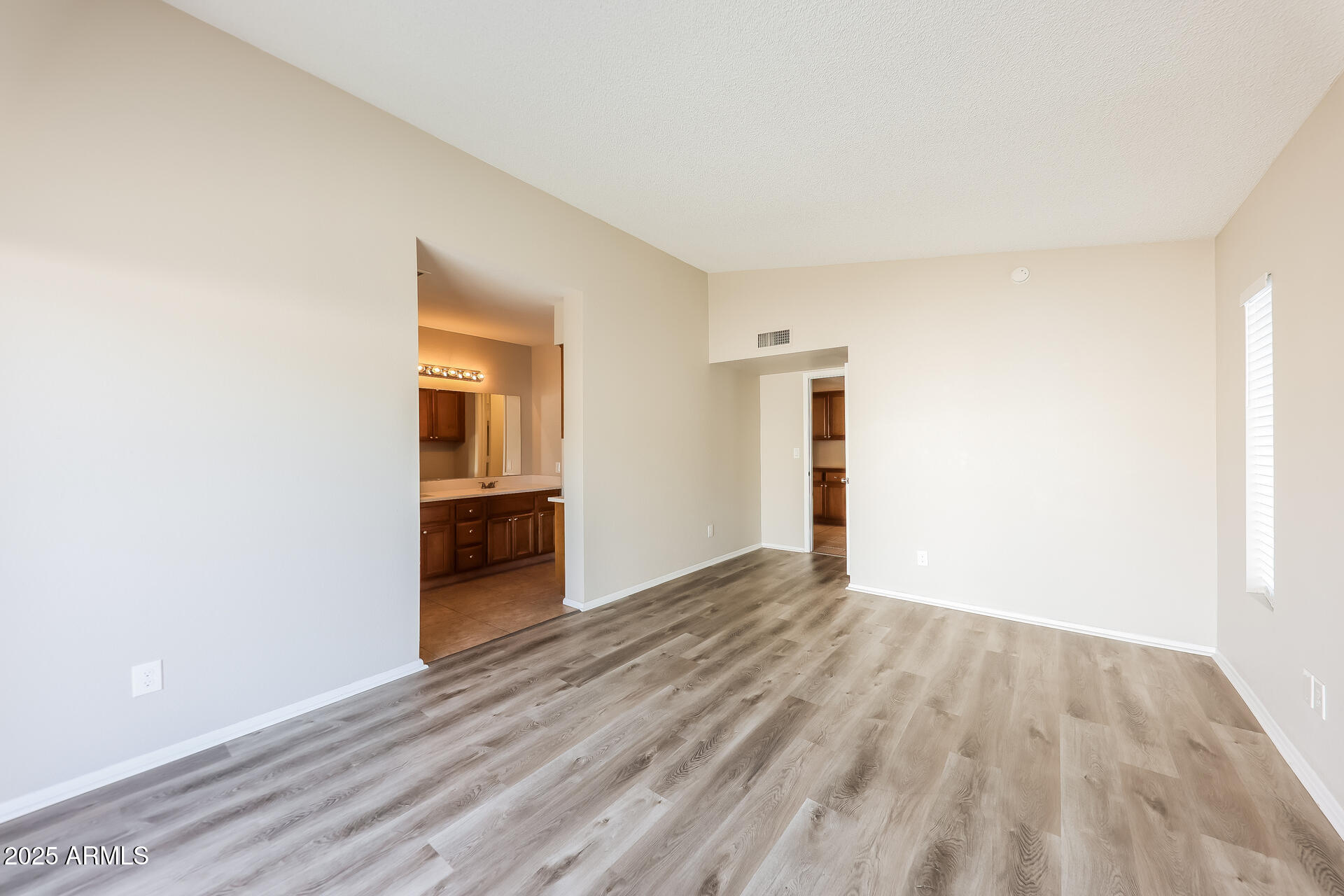 602 West Grandview Road Phoenix, AZ 85023 - Photo 14 of 26 014-photo-main-bedroom-14301696