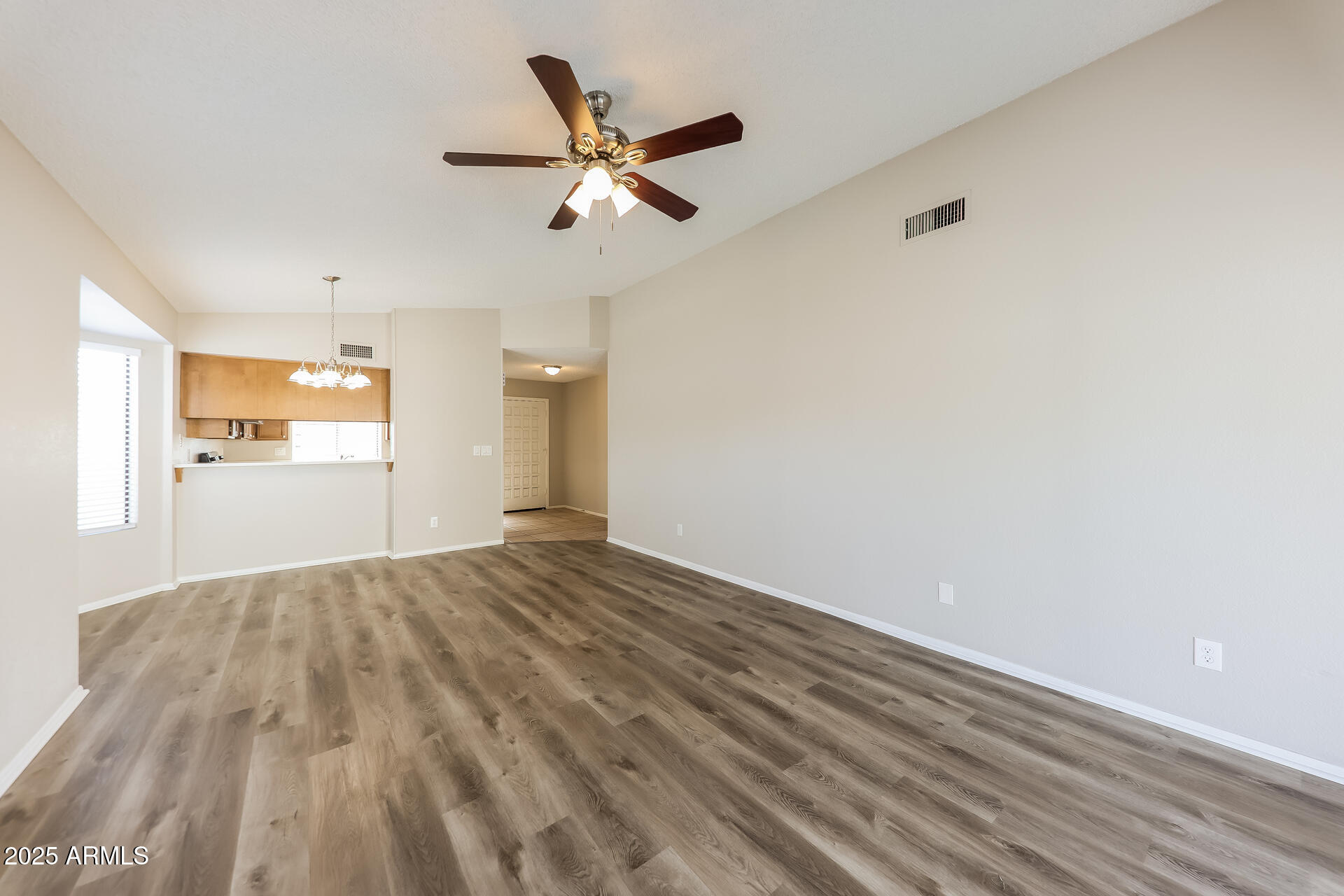 602 West Grandview Road Phoenix, AZ 85023 - Photo 3 of 26 003-photo-living-room-14301680
