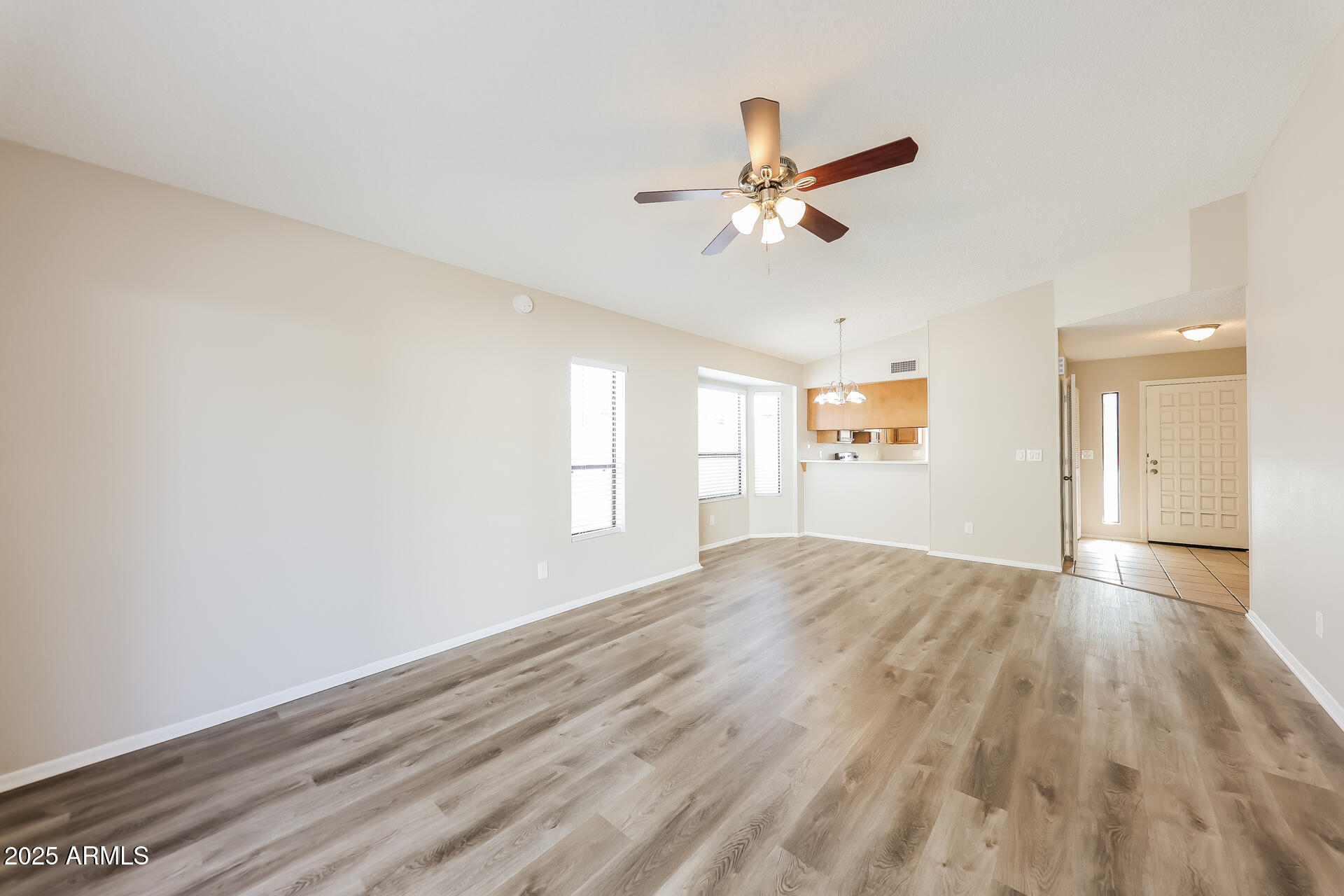 602 West Grandview Road Phoenix, AZ 85023 - Photo 4 of 26 004-photo-living-room-14301681