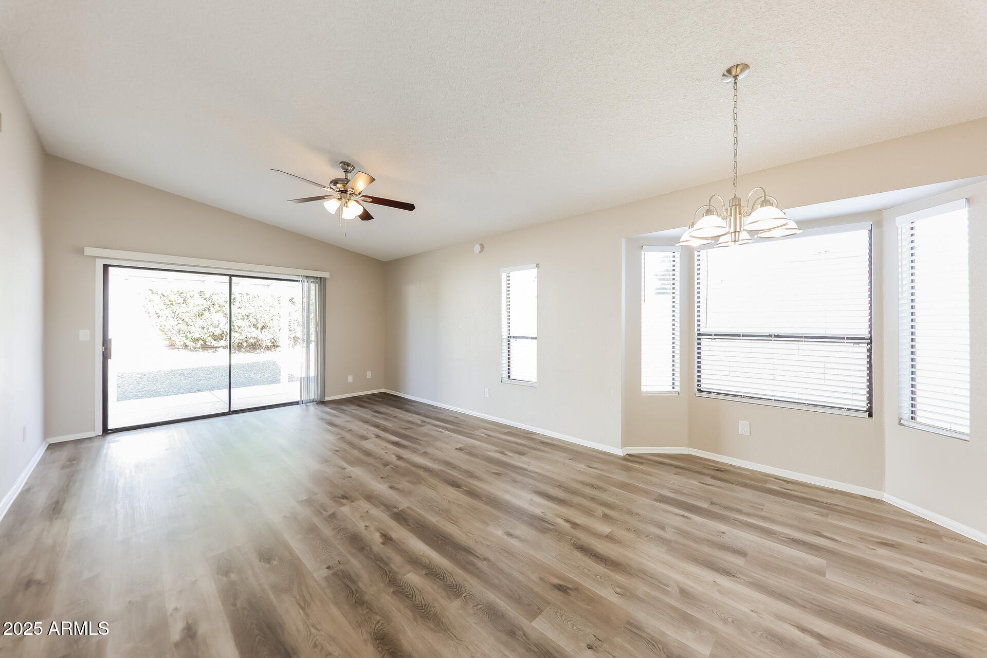 602 West Grandview Road Phoenix, AZ 85023 - Photo 5 of 26 005-photo-living-room-14301682