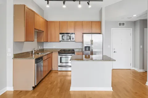 $349,900 | 901 West Madison Street, Unit 601, Chicago, IL 60607
