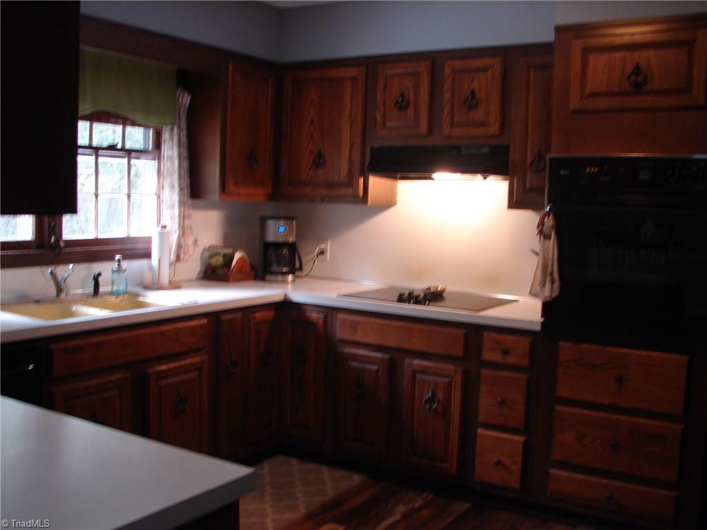 2111 Laura Lane High Point, NC 27262 - Photo 7 of 28 Gallery Image 7
