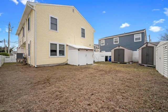 a view of a house with backyard