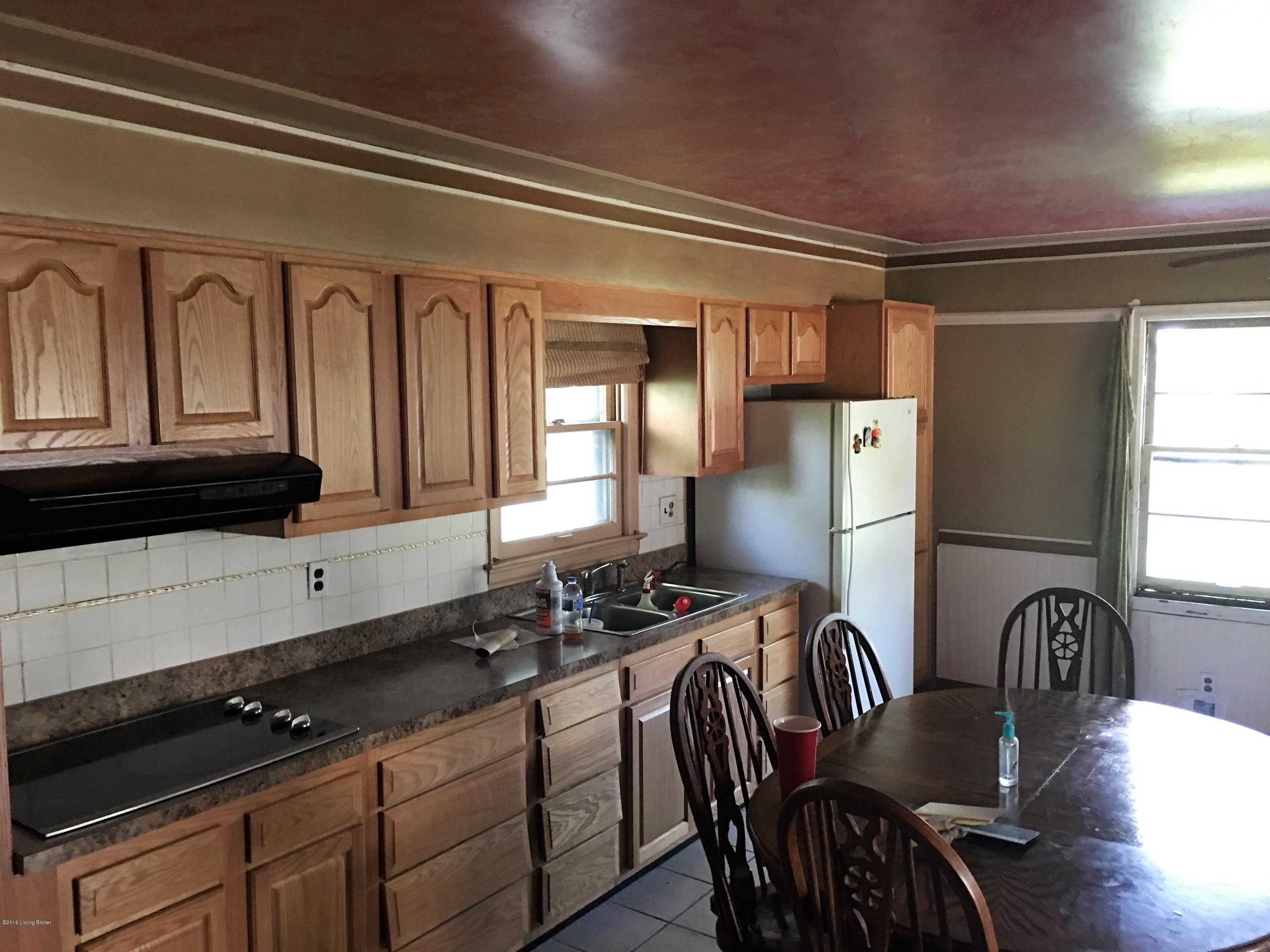 8813 Terry Road Louisville, KY 40258 - Photo 7 of 14 Large Kitchen