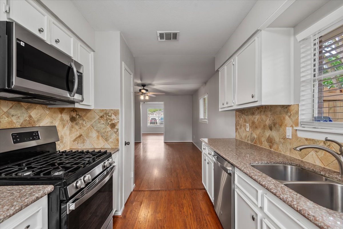 29414 Sedgefield Street Spring, TX 77386 - Photo 12 of 25 Nice and open to the living and dining spaces