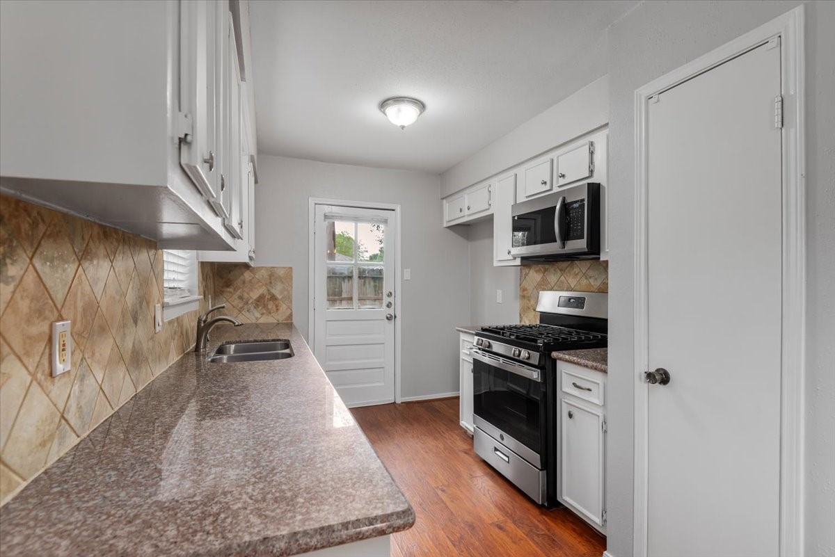 29414 Sedgefield Street Spring, TX 77386 - Photo 10 of 25 The kitchen has warm granite countertops and tile backsplash.