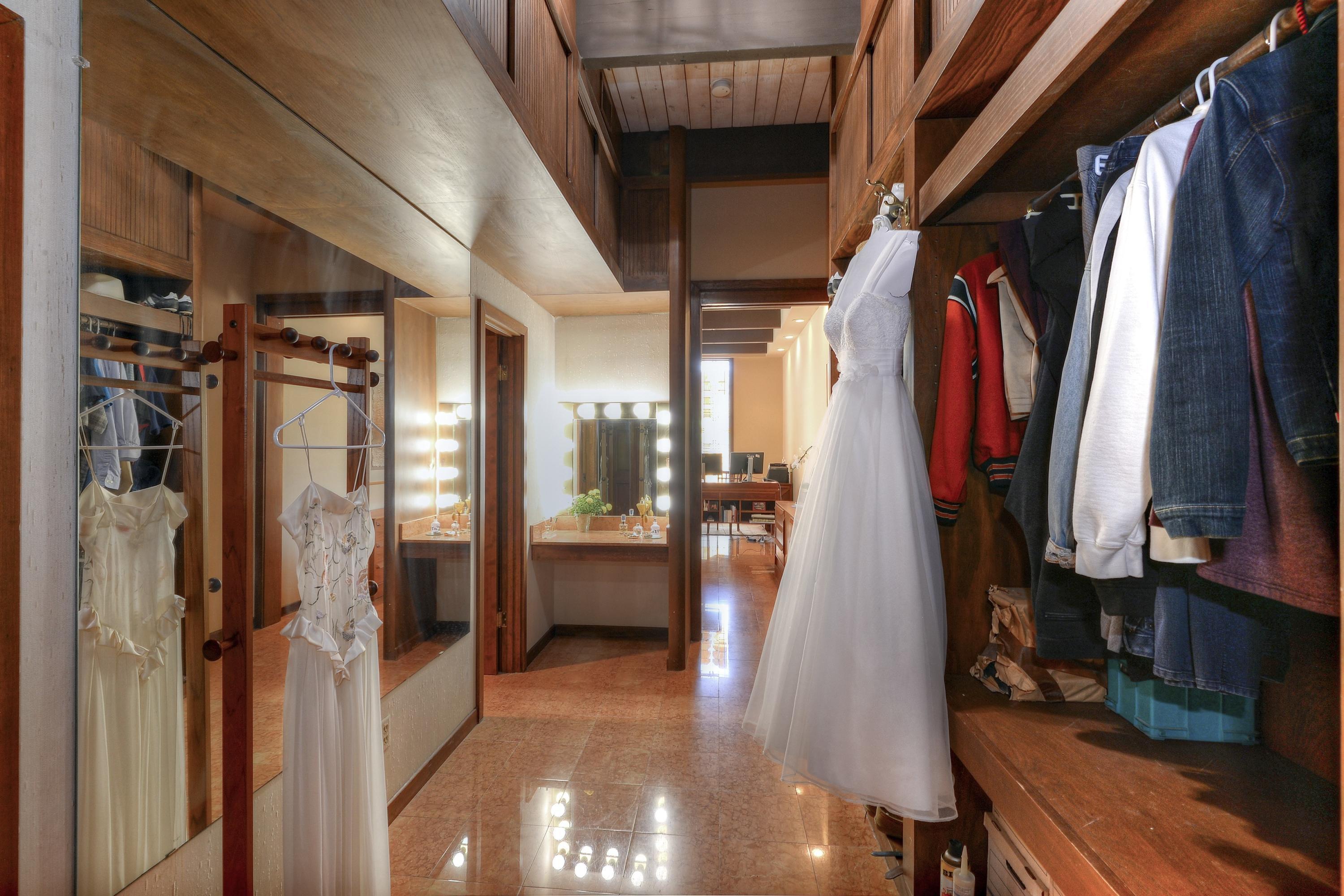 6342 East Maverick Road Paradise Valley, AZ 85253 - Photo 24 of 48 024_Mastr Closet + Separate Cedar
