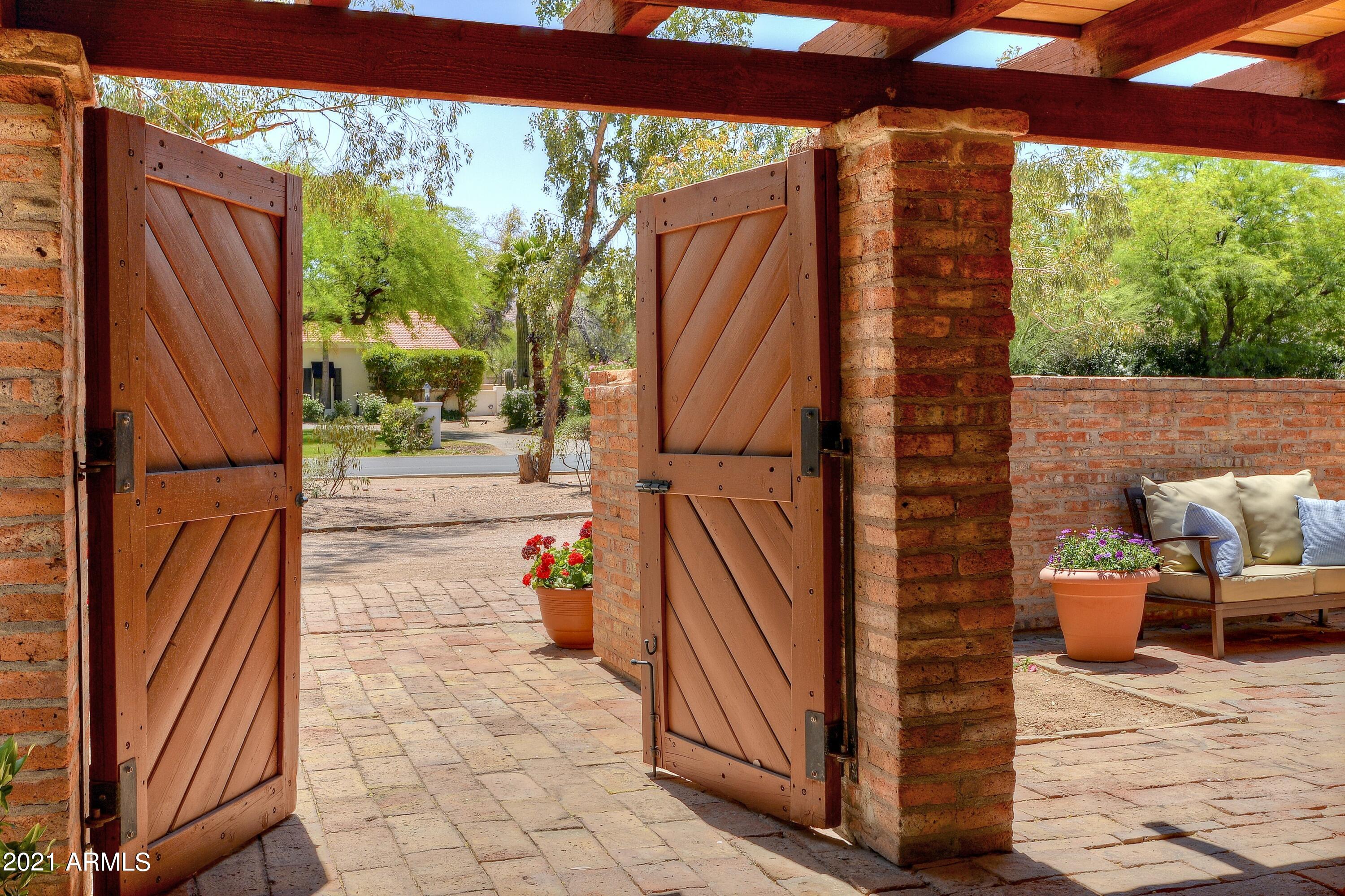6342 East Maverick Road Paradise Valley, AZ 85253 - Photo 3 of 48 003_Courtyard Entry