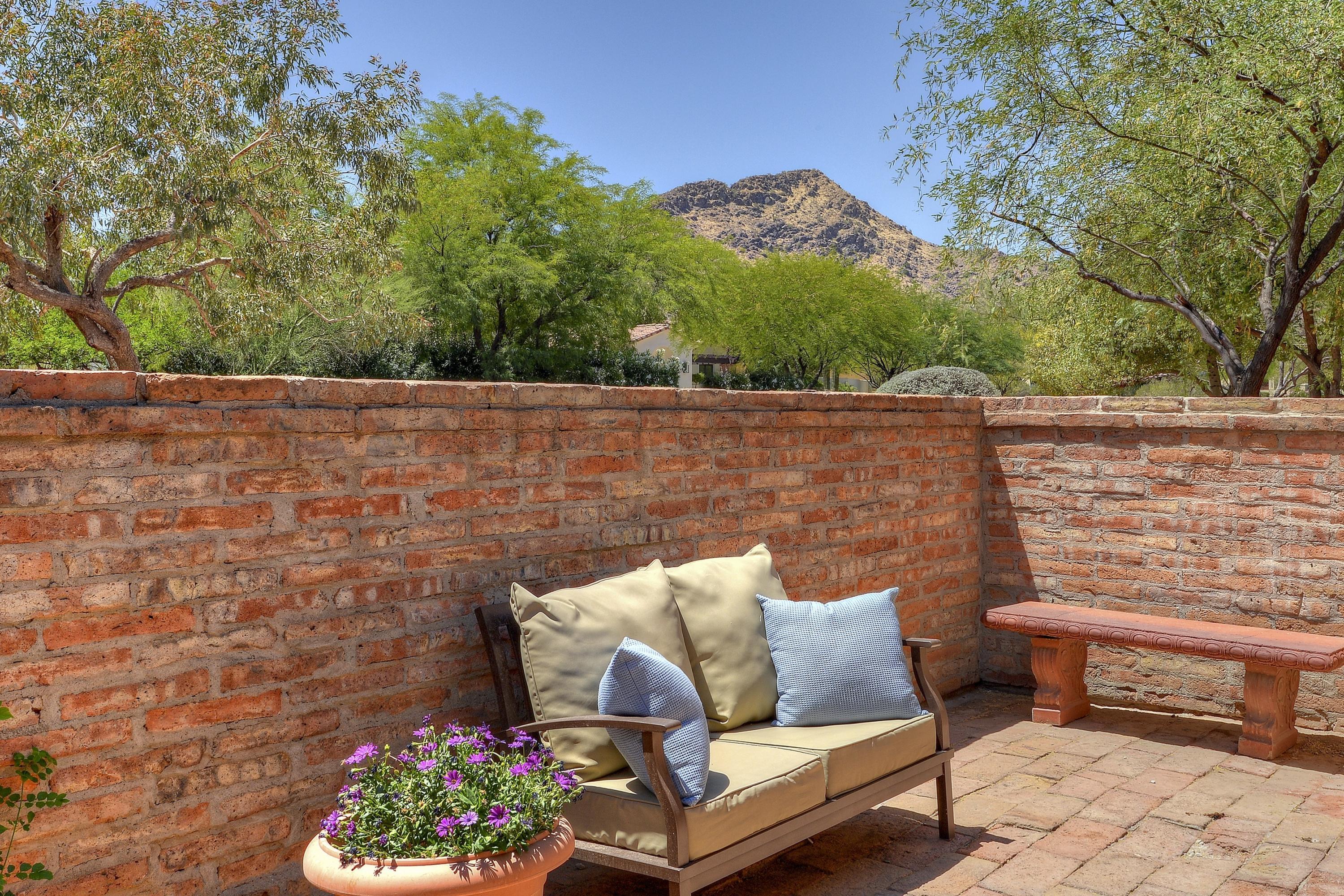 6342 East Maverick Road Paradise Valley, AZ 85253 - Photo 4 of 48 004_Courtyard, Mummy Mtn. background