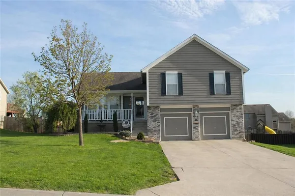 $365,000 | 1519 Bridlewood Lane, Raymore, MO 64083