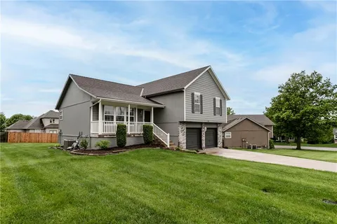$365,000 | 1519 Bridlewood Lane, Raymore, MO 64083