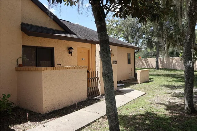 a view of a house with backyard