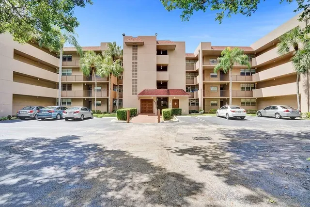 $2,300 | 9501 Seagrape Drive, Unit 403, Davie, FL 33324