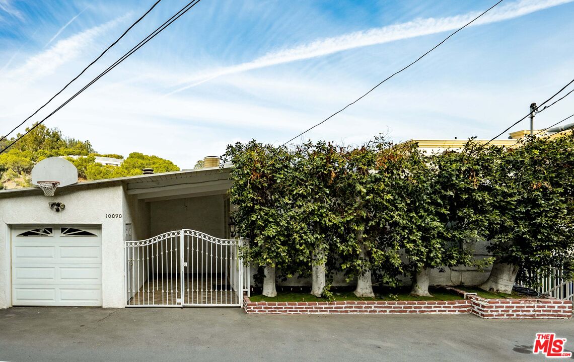 10090 Cielo Drive Beverly Hills, CA 90210 - Photo 15 of 19 a house with a outdoor space