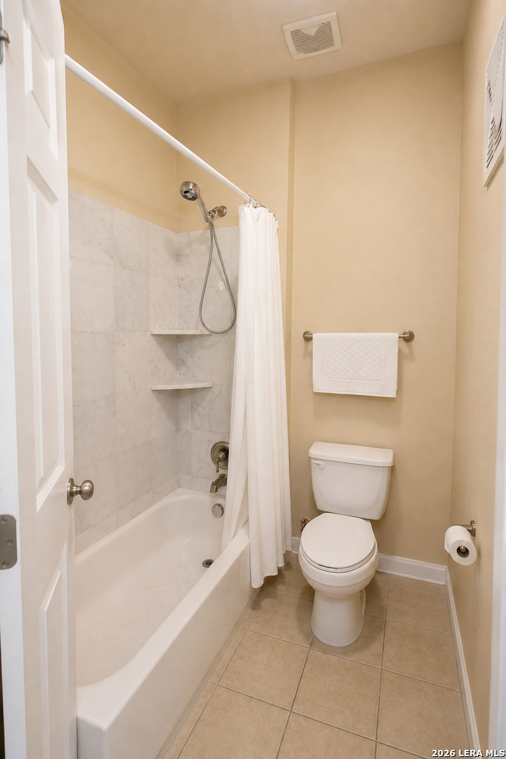 6160 Eckhert Road, Unit 804 San Antonio, TX 78240 - Photo 17 of 38 a bathroom with a toilet and a bathtub
