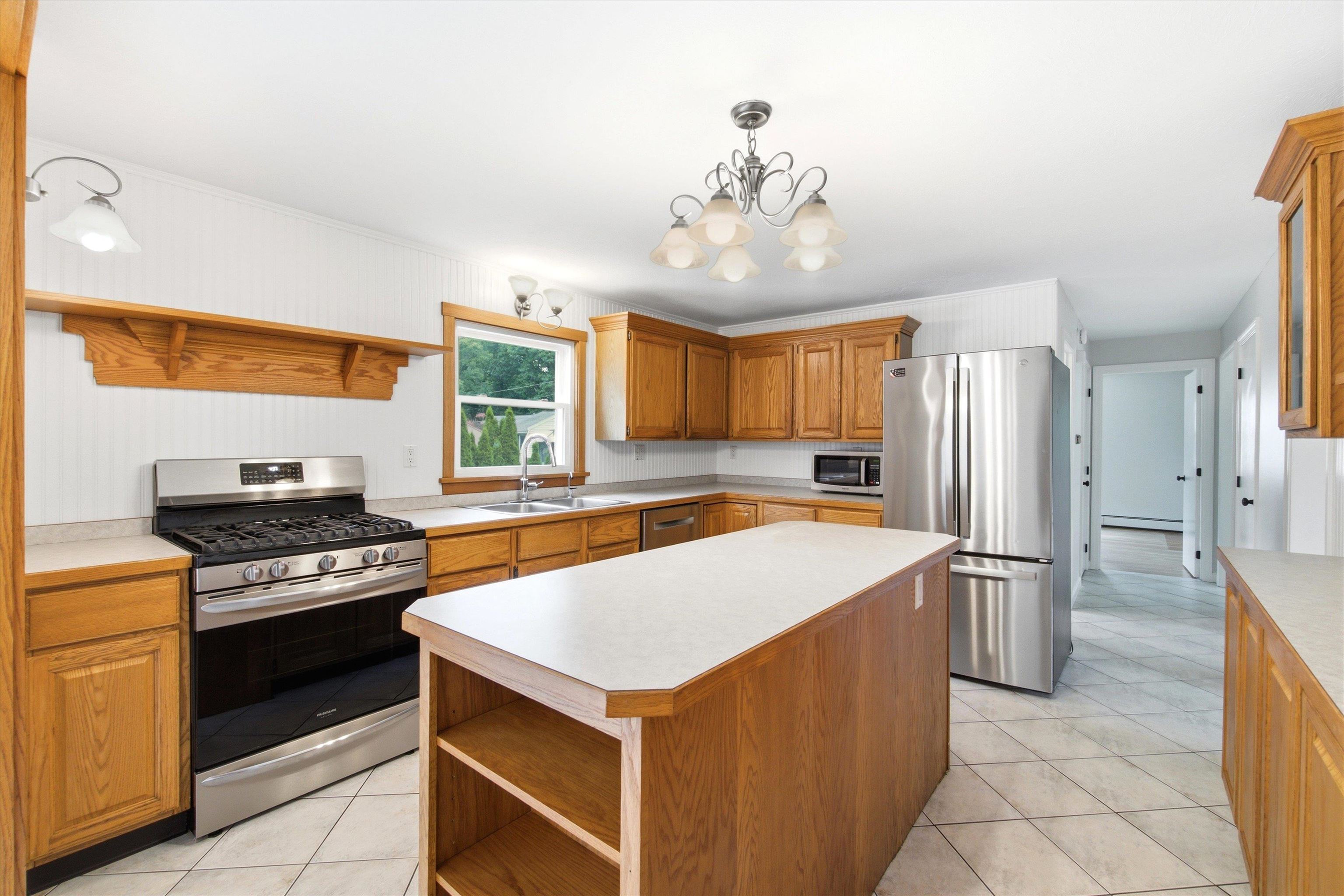 12 Bryant Road Nashua, NH 03062 - Photo 7 of 41