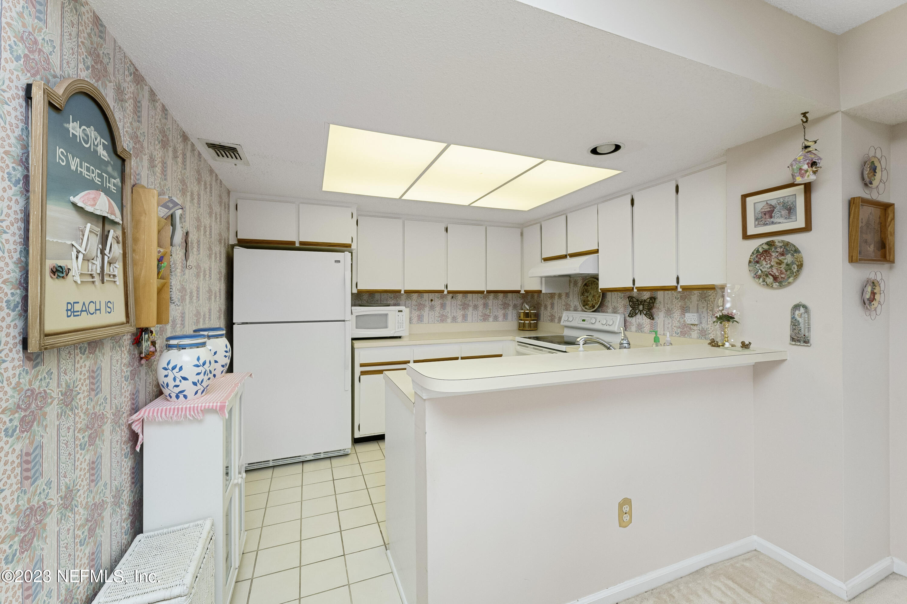 601 Tournament Road Ponte Vedra Beach, FL 32082 - Photo 7 of 31 a kitchen with a sink a refrigerator and a stove