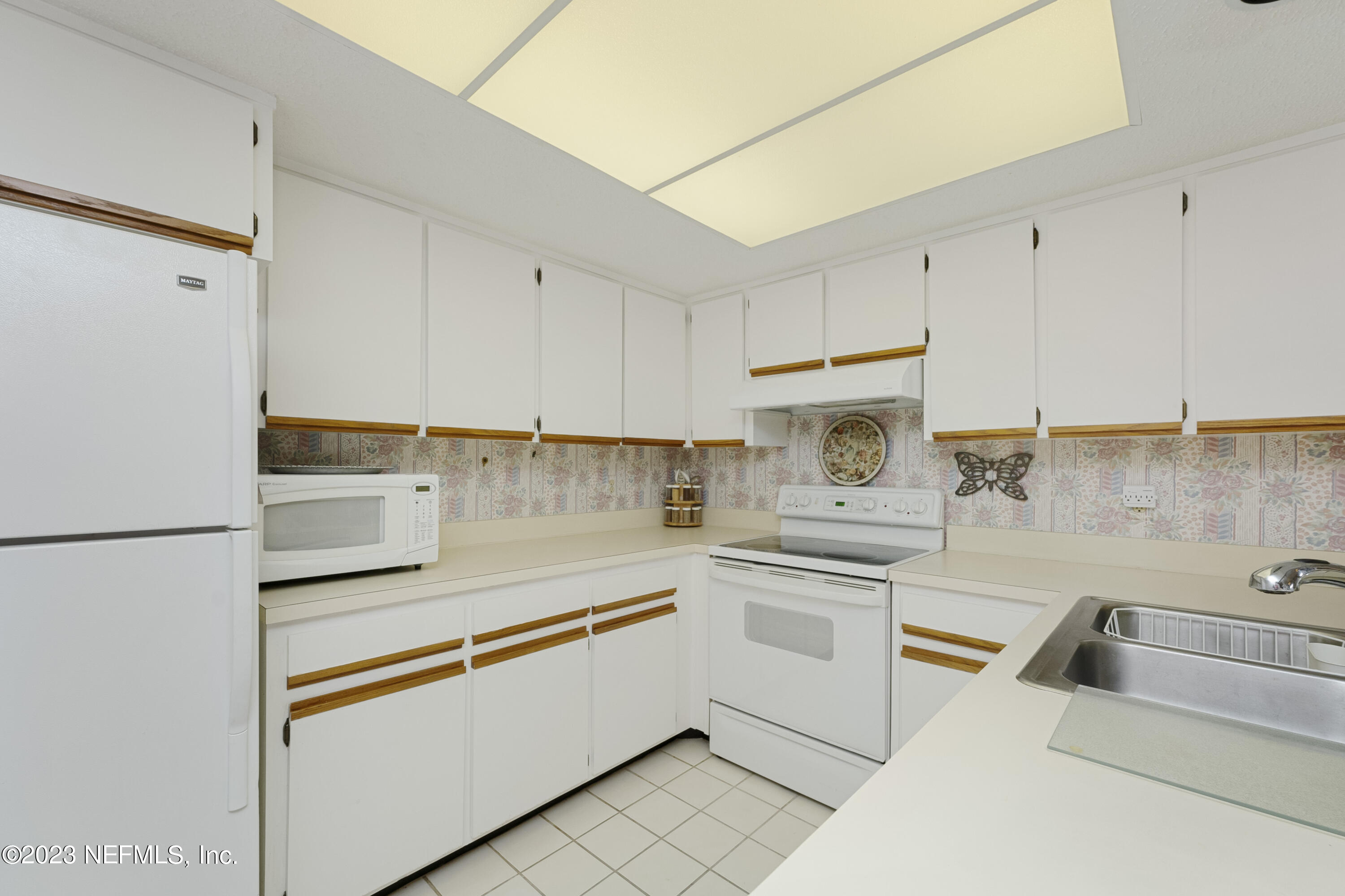 601 Tournament Road Ponte Vedra Beach, FL 32082 - Photo 8 of 31 a kitchen with a sink white cabinets and white appliances