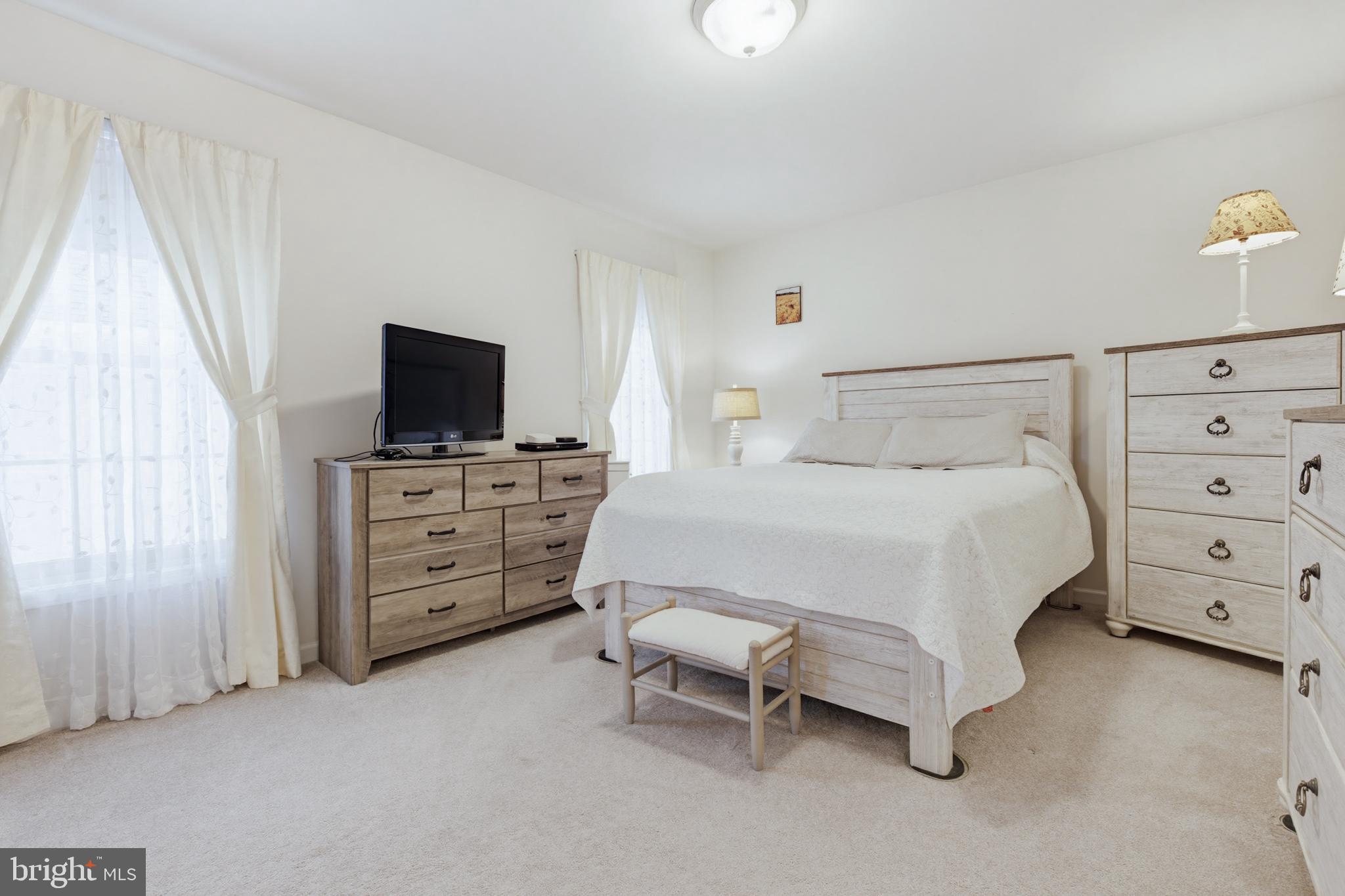 730 Heather Ridge Manheim, PA 17545 - Photo 8 of 20 1st Floor Primary Bedroom