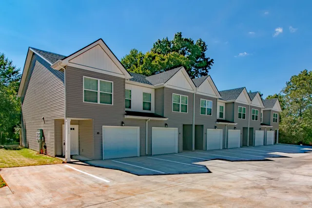 $2,100 | 1960 Batts Lane, Unit J, Clarksville, TN 37042