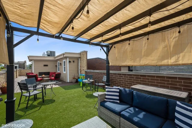 $1,000,000 | 1219 North Cleaver Street, Unit 2, Chicago, IL 60642