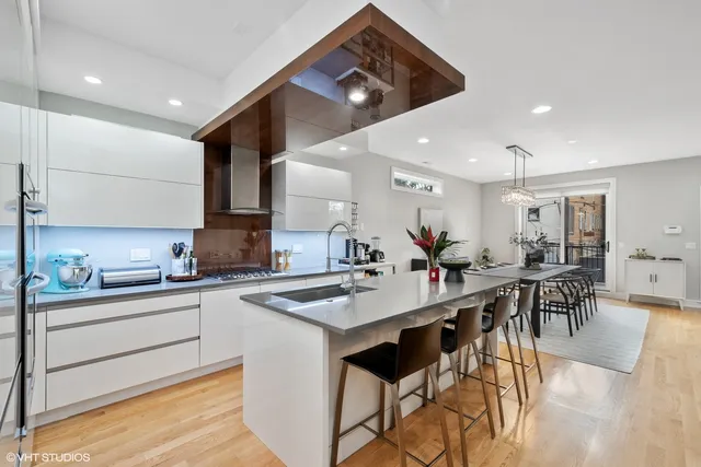 $1,000,000 | 1219 North Cleaver Street, Unit 2, Chicago, IL 60642