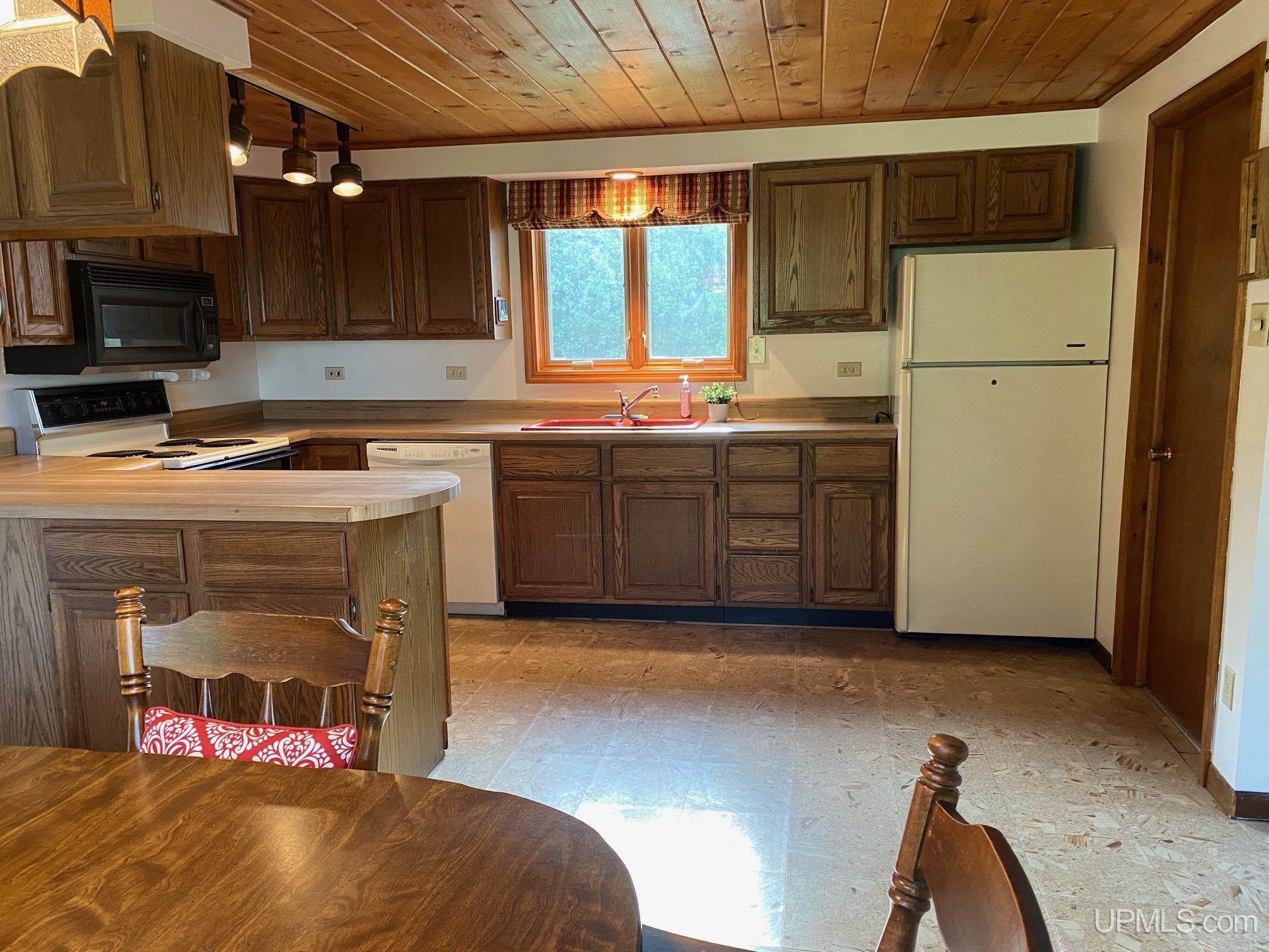 58261 5th Street Calumet, MI 49913 - Photo 8 of 54