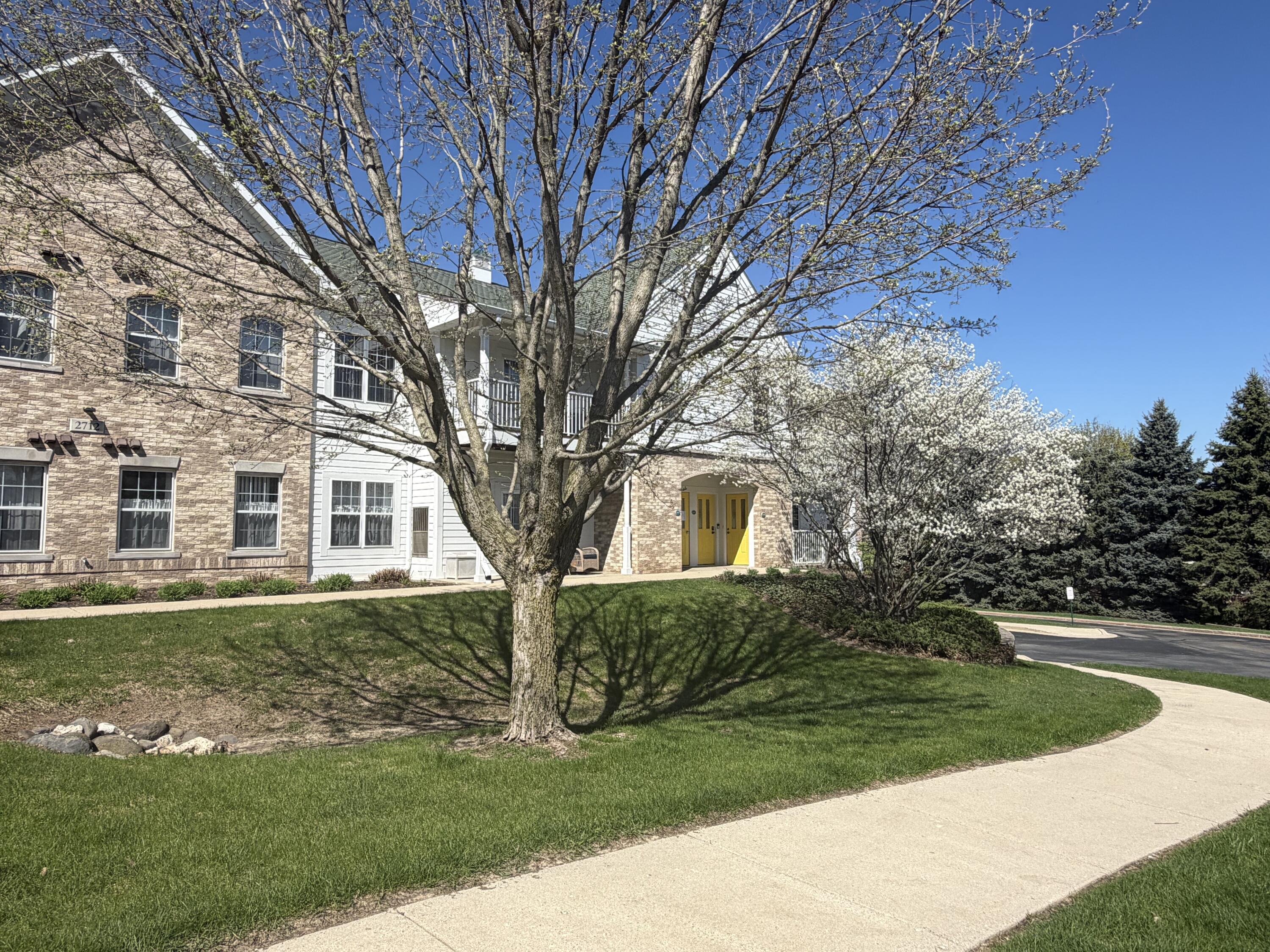 2712 Northview Road, Unit 119 Waukesha, WI 53188 - Photo 3 of 26 IMG_1862