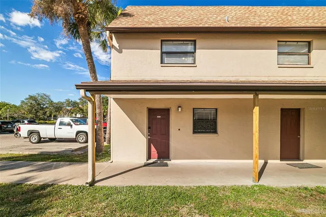 a view of a house with backyard