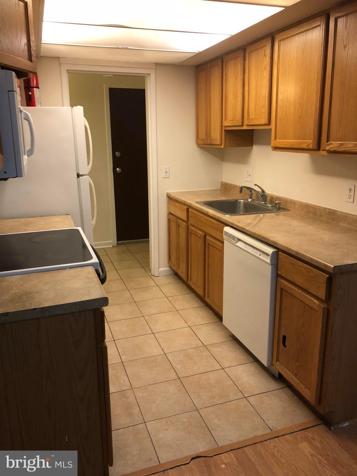 11625 Stoneview Square, Unit 22C Reston, VA 20191 - Photo 2 of 8 Kitchen