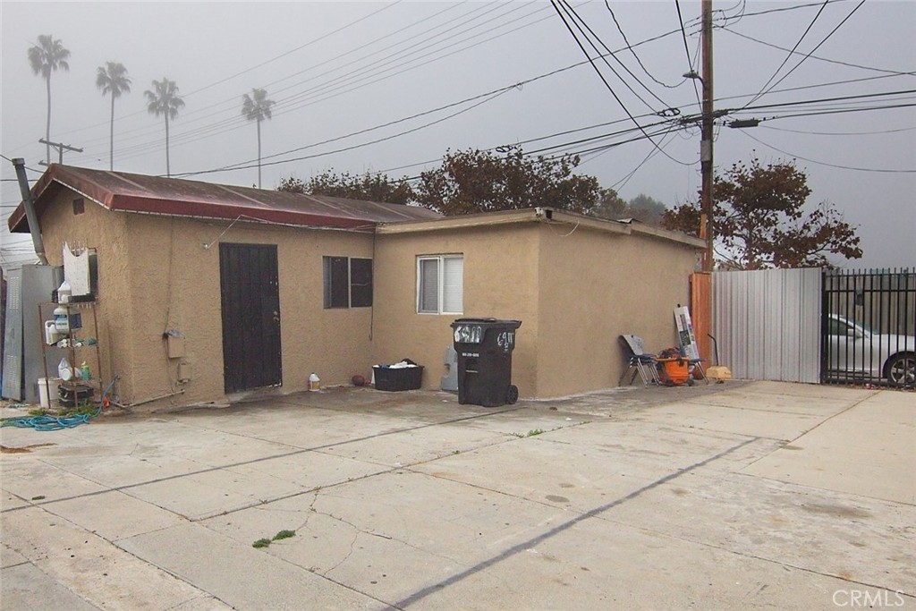 6911 Compton Avenue Los Angeles, CA 90001 - Photo 13 of 34 a view of a garage
