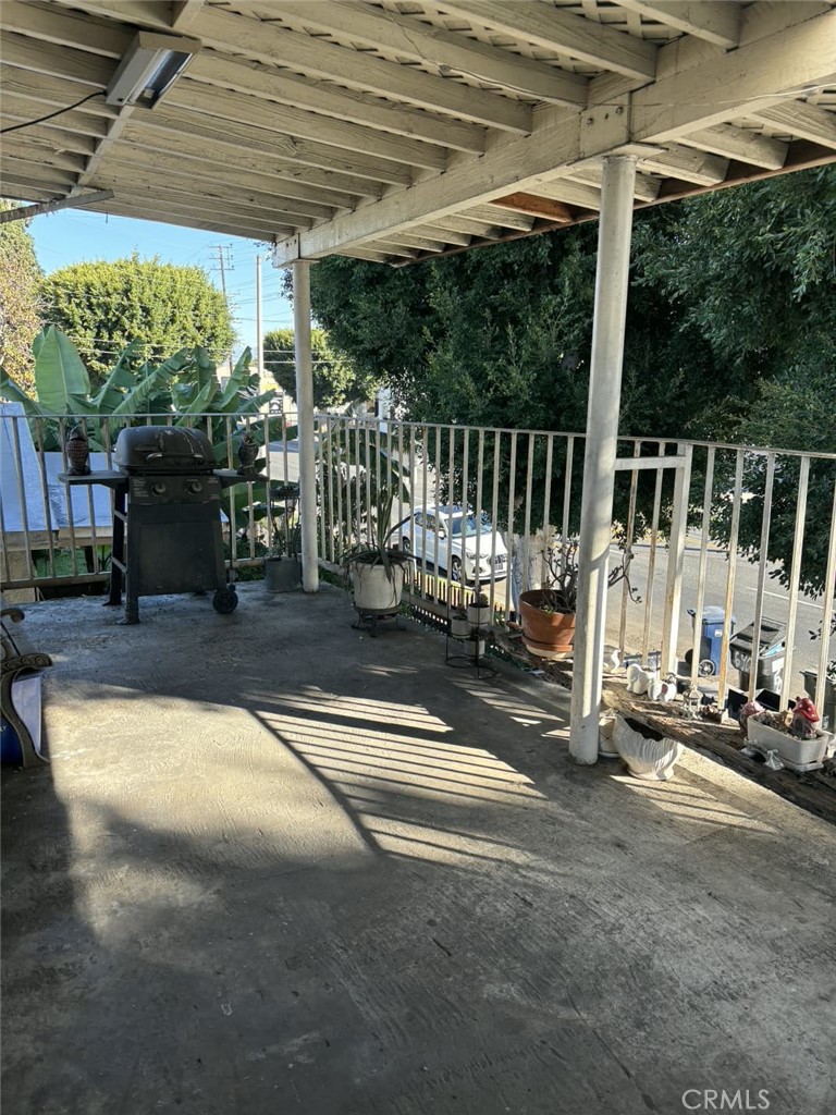 6911 Compton Avenue Los Angeles, CA 90001 - Photo 27 of 34 a view of a porch with chairs