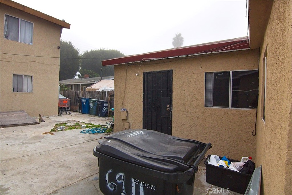 6911 Compton Avenue Los Angeles, CA 90001 - Photo 4 of 34 a car parked in front of a house