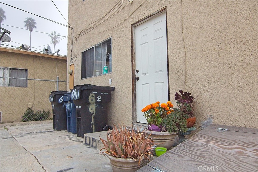 6911 Compton Avenue Los Angeles, CA 90001 - Photo 9 of 34 a front view of a house