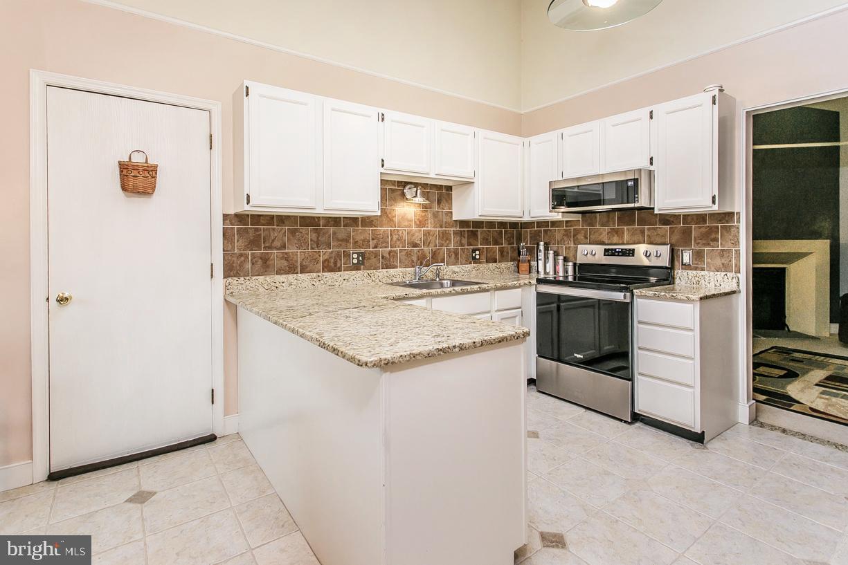 1004 Rill Road Reading, PA 19606 - Photo 3 of 23 Granite countertops