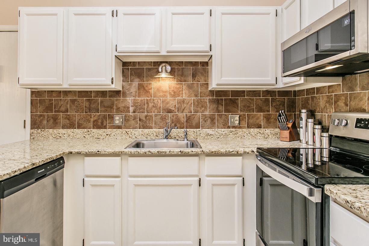 1004 Rill Road Reading, PA 19606 - Photo 5 of 23 Tile backsplash