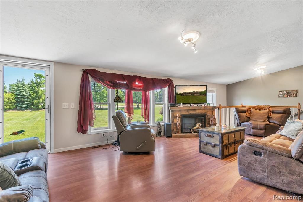 10090 Fenton Road Fenton, MI 48430 - Photo 6 of 29