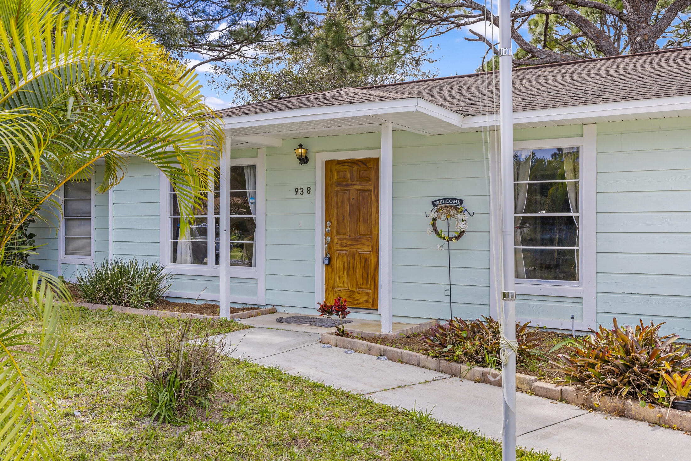 938 Cherokee Road Southeast Palm Bay, FL 32909 - Photo 5 of 29 front view of a house