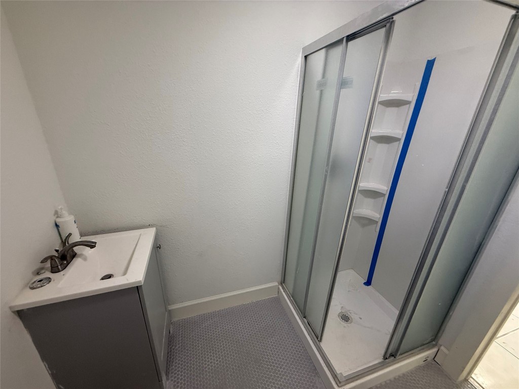 5914 Cullen Boulevard Houston, TX 77021 - Photo 4 of 16 a bathroom with a sink and mirror