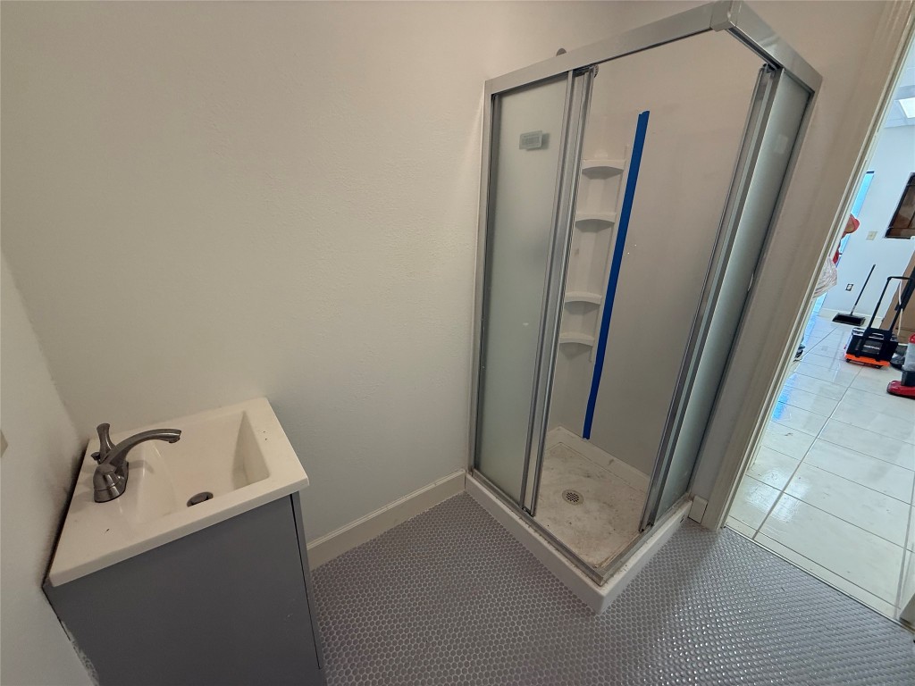 5914 Cullen Boulevard Houston, TX 77021 - Photo 7 of 16 a bathroom with a sink and mirror
