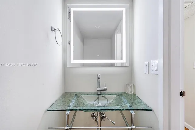 $2,000 | 600 Parkview Drive, Unit 217, Hallandale Beach, FL 33009