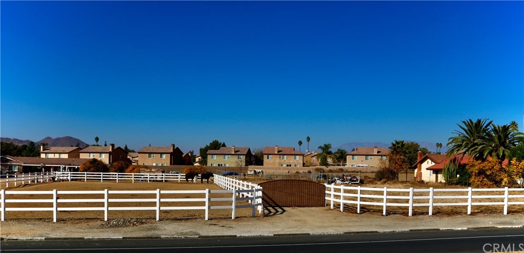 10327 Wells Riverside Ca Riverside, CA 92505 - Photo 4 of 23