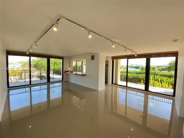 $6,100 | 801 North Venetian Drive, Unit 202, Miami, FL 33139
